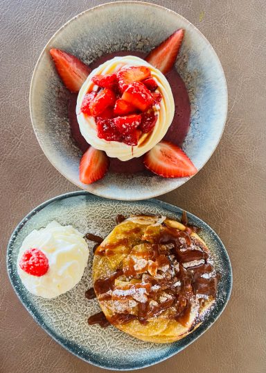 Desserts avec des fraises, crème chantilly et une crêpe au chocolat.